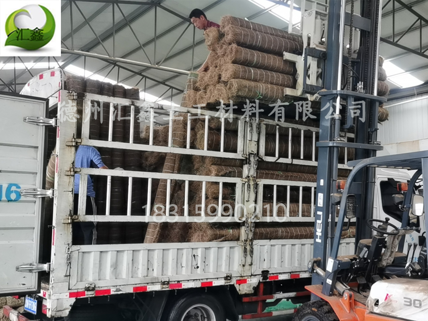 四川涼山劉先生訂購了5600平方米植物纖維毯裝車